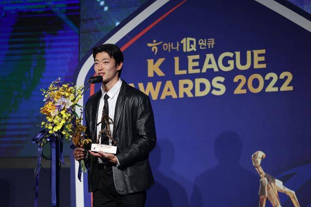 2022년 10월 조규성이 K리그 2022 대상 시상식에서 베스트 11 공격수 부문 상을 받고 소감을 밝히고 있다. 한국프로축구연맹 제공