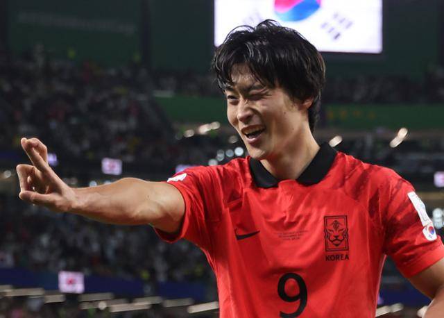 조규성이 2022년 11월 카타르 알라이얀 에듀케이션 시티 스타디움에서 열린 2022 카타르 월드컵 조별리그 2차전 가나와 경기에서 후반 머리로 동점골을 넣은 뒤 세리머니를 하고 있다. 알라이얀=뉴시스