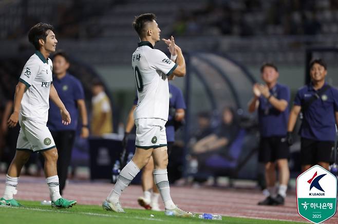 김포FC 플라나가 23일 오후 7시 목동종합운동장에서 열린 서울 이랜드와 '하나은행 K리그2 2025' 26라운드 경기에서 골을 넣은 후 세리머니를 하고 있다.