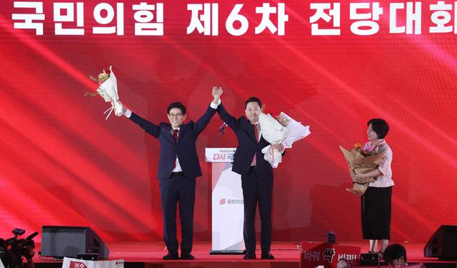 국민의힘 당대표 결선투표에 오른 김문수·장동혁 후보가 22일 충북 청주오스코에서 열린 제6차 전당대회에서 당원들에게 인사하고 있다. 연합뉴스