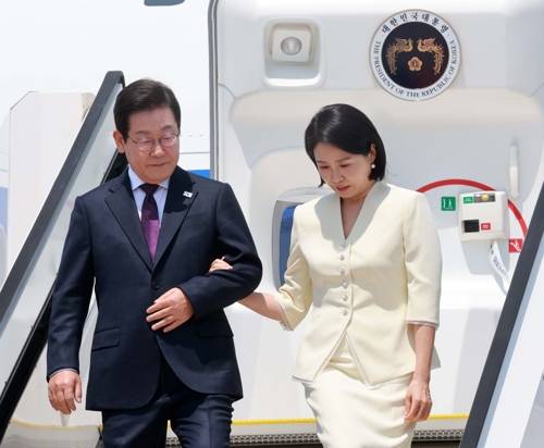 일본 도착한 이재명 대통령 부부 일본 도착한 이재명 대통령 부부 (도쿄=연합뉴스) 홍해인 기자 = 1박2일 일정으로 일본을 방문하는 이재명 대통령과 김혜경 여사가 23일 일본 도쿄 하네다공항에 도착해 공군 1호기에서 내리고 있다. 2025.8.23 hihong@yna.co.kr (끝) <저작권자(c) 연합뉴스, 무단 전재-재배포, AI 학습 및 활용 금지>