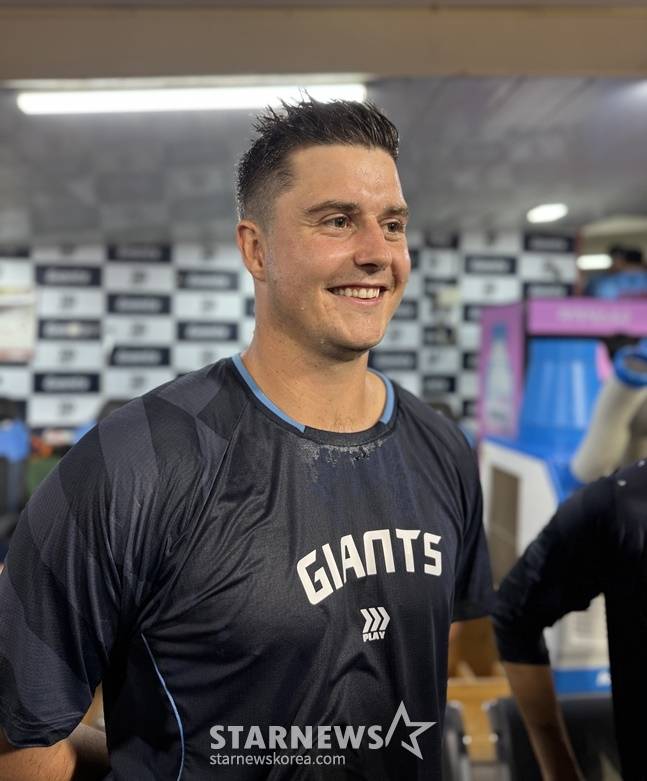 터커 데이비슨이 6일 사직 KIA전 종료 후 취재진과 인터뷰를 하고 있다. /사진=양정웅 기자