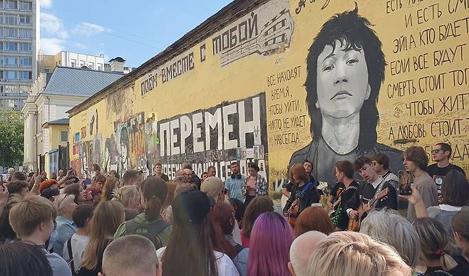 빅토르최 사망 35주기 거리 추모 공연 (모스크바=연합뉴스) 최인영 특파원 = 옛 소련 전설적 로커 빅토르 최 사망 35주기인 15일(현지시간) 모스크바 아르바트 거리의 '빅토르 최 벽' 앞에서 팬들의 추모 공연이 열리고 있다. 2025.8.23 abbie@yna.co.kr (끝)