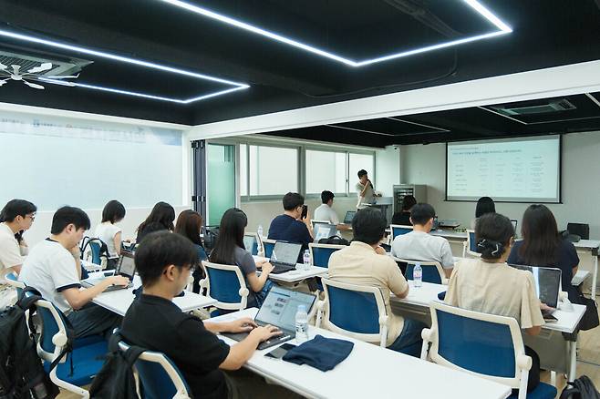 ▲ 23일 수원시청년지원센터 청년바람지대에서 아시아청년포럼 참가자가 사업 아이템에 관해 발표하고 있다./사진제공=열림협동조합