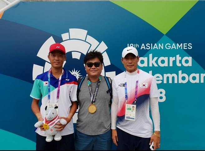 김진웅이 2018년 자카르타-팔렘방 아시안게임에서 우승한 뒤 임교성 감독에게 금메달을 걸어줬다. 당시 국가대표 선수였던 한재원 NH농협은행 코치 모습도 보인다. 임교성 감독 제공