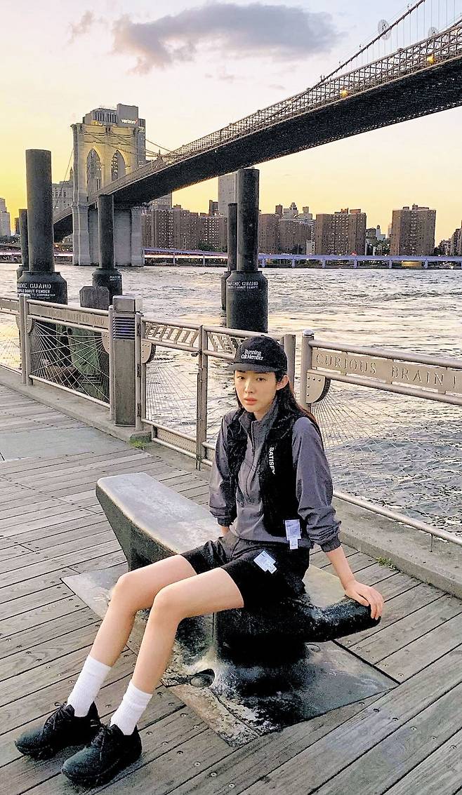 배우 차정원이 ‘뉴욕 러닝’이라고 소셜미디어에 올린 사진. 새티스파이 조끼와 바지, 온러닝 운동화 등 착용한 러닝 용품 금액을 다 합하면 약 150만원에 이른다. /차정원 인스타그램