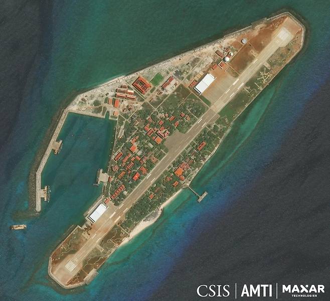 베트남이 남중국해에 짓고 있는 인공 섬 위성 사진. 전략국제문제연구소(CSIS) 산하 아시아해양투명성이니셔티브