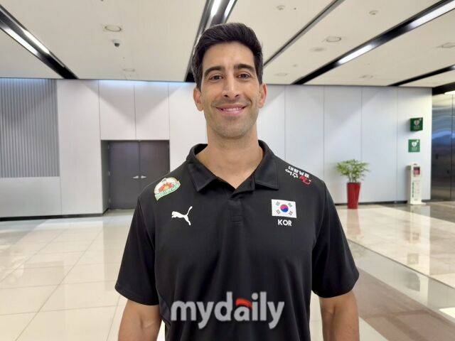 한국 남자배구 대표팀의 이사나예 라미레스 감독./김포공항=이보미 기자