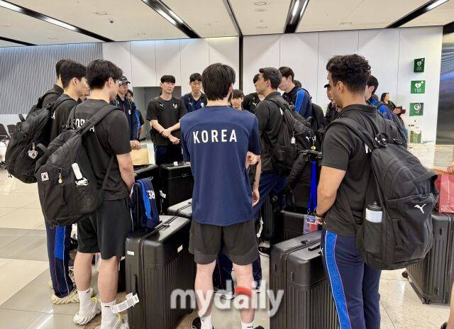한국 남자배구 대표팀이 중국에서 열린 동아시아선수권 대회를 우승으로 마치고 24일 한국으로 입국했다./김포공항=이보미 기자