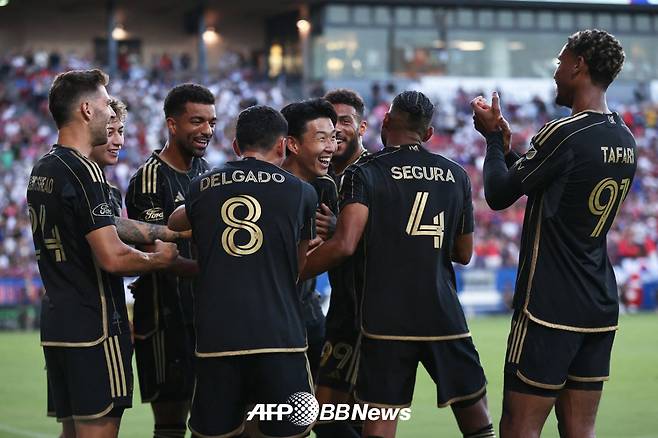 로스앤젤레스(LA)FC 손흥민이 24일 미국 텍사스주 댈러스의 도요타 스타디움에서 열린 FC댈러스와의 2025 미국 프로축구 메이저리그사커(MLS) 28라운드에서 골을 터뜨린 뒤 팀 동료들의 축하를 받고 있다. /AFPBBNews=뉴스1