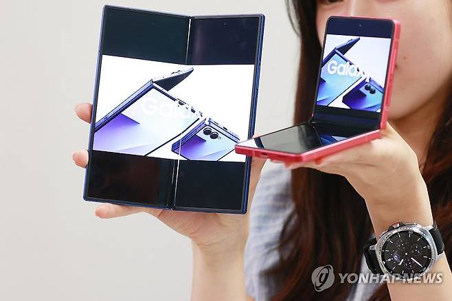 베일 벗은 갤럭시 Z 플립·폴드7 (서울=연합뉴스) 진연수 기자 = 10일 서울 중구 삼성전자 기자실에서 열린 삼성전자 갤럭시 신제품 미디어 브리핑에서 관계자가 신형 폴더블 스마트폰 갤럭시 Z 폴드7 및 플립7을 소개하고 있다. 2025.7.10 jin90@yna.co.kr