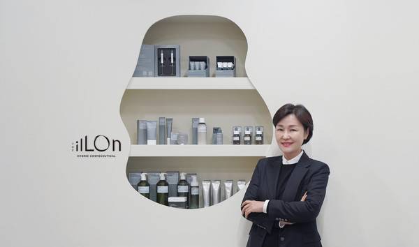 박라미 일론 대표가 자사 화장품을 소개하고 있다.