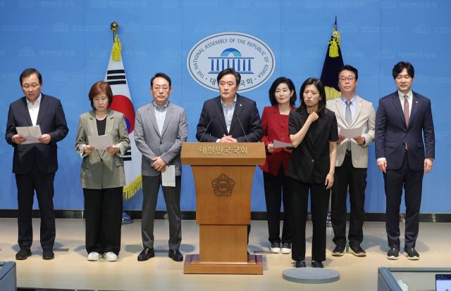 국민의힘 부산 지역 국회의원들이 25일 서울 여의도 국회 의원회관에서 해양수산부 이전 특별법 관련 기자회견을 하고 있다. 연합뉴스