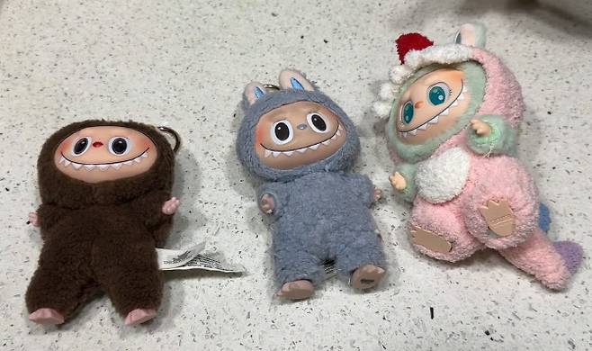 진품인 ‘라부부’(가운데) 인형과 가짜 ‘라푸푸’(왼쪽) 인형들. (사진=Aunty Uncle 영상 캡처)