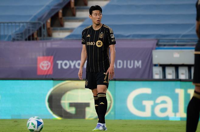 (손흥민이 24일(한국시간) 달라스와 원정경기 중 프리킥을 차기 위해 준비하고 있다)