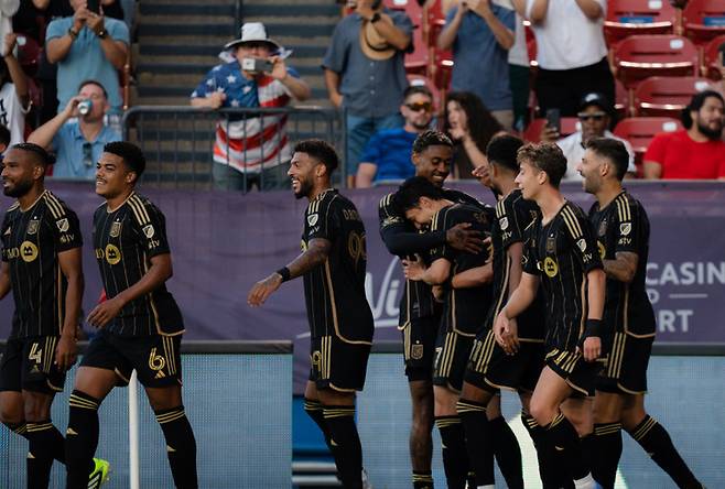 ('아, 쑥스럽구만!' 손흥민이 첫 골을 기쁨을 나눈 뒤 동료의 가슴에 얼굴을 파묻고 있다)