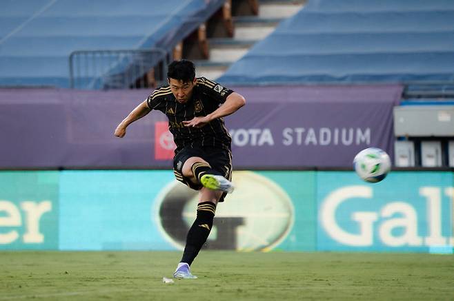 (손흥민의 발끝을 떠난 공이 상대팀 골문을 향해 날아가고 있다)