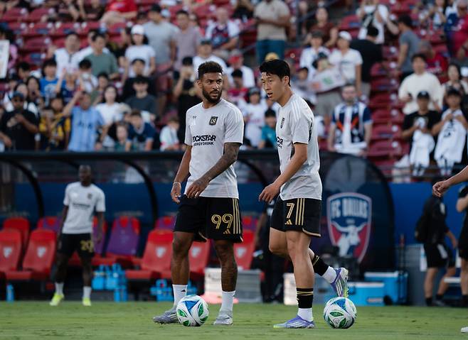 ('잘 찰 수 있겠지?' 손흥민이 동료와 함께 경기 전 슈팅 연습을 준비하고 있다)