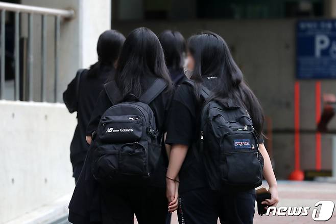 서울의 한 고등학교의 학생들이 등교하고 있다. /뉴스1 ⓒ News1 이승배 기자