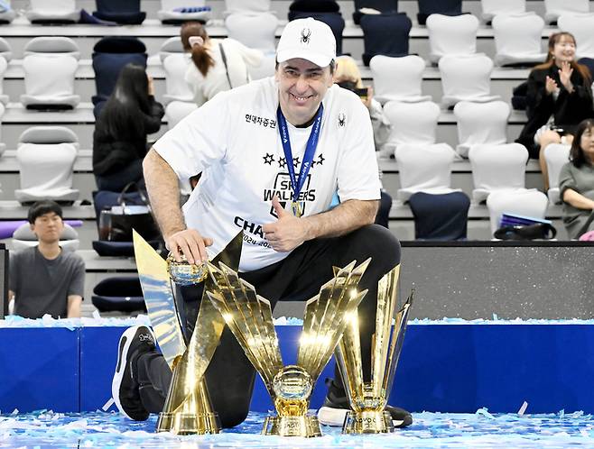 지난시즌 트레블을 달성한 블랑 감독. 사진 | 한국배구연맹