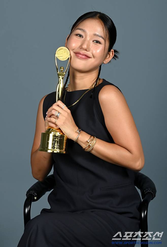 제4회 청룡시리즈어워즈(Bluedragon Series Awards)에서 신인여자예능인상을 수상한 미미가 18일 스포츠조선에서 진행된 인터뷰에 앞서 포즈를 취하고 있다. 허상욱 기자wook@sportschosun.com/2025.08.18/