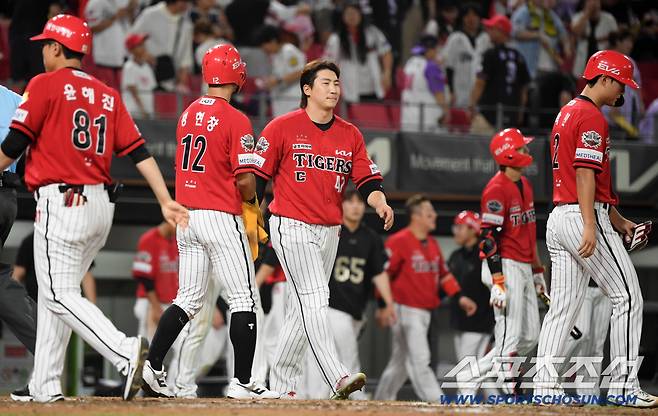 24일 광주 기아챔피언스필드에서 열린 KIA 타이거즈와 LG 트윈스의 경기. 5연패에 빠진 KIA 선수들이 아쉬워하고 있다. 광주=박재만 기자 pjm@sportschosun.com/2025.08.24/