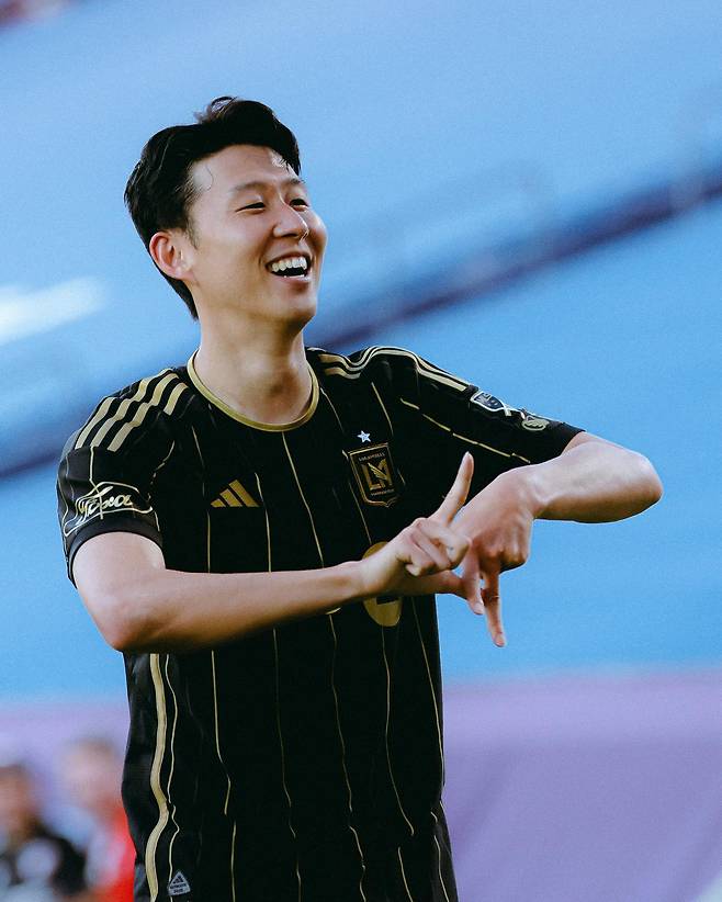 이날 그림 같은 프리킥으로 MLS 데뷔골을 넣은 손흥민은 동료들로부터 축하를 받은 뒤 양손으로 알파벳 ‘LA’를 만드는 세리머니를 했다. 사진 출처 MLS X
