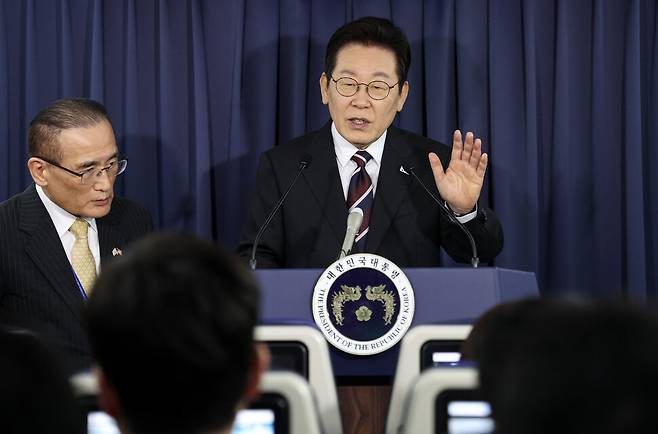 이재명 대통령이 24일(현지시각) 일본 도쿄 하네다공항 이륙 뒤 한-미 정상회담을 위해 미국 워싱턴으로 향하는 공군 1호기 기내에서 기자간담회를 하고 있다. 연합뉴스