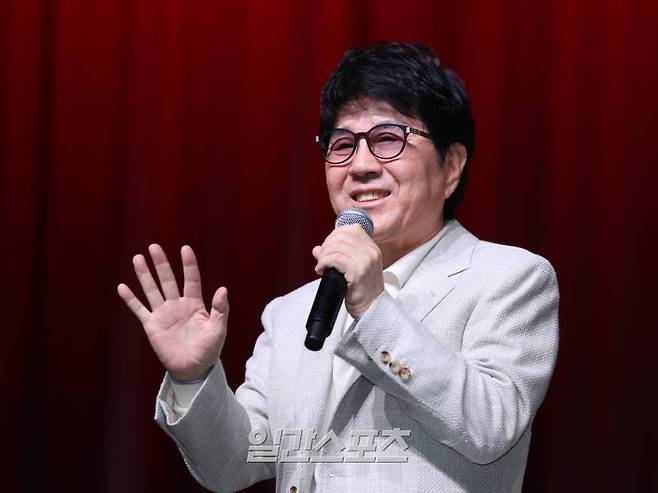 가수 조용필이 22일 오후 서울 용산구 블루스퀘어에서 열린 정규 20집 '20' 기자간담회에서 인사말을 하고 있다. 타이틀곡 '그래도 돼' 호쾌한 전기기타, 청량감 넘치는 절창, 고해상도의 사운드가 어우러져 조용필만의 모던 록이다. 서병수 기자 qudtn@edaily.co.kr /2024.10.22/