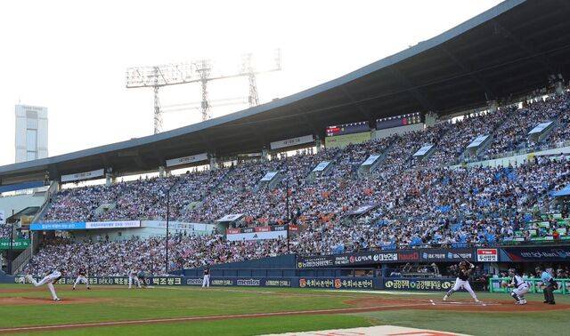서울 잠실구장에서 23일 열린 2025 KBO리그 두산 베어스와 KT 위즈의 경기에서 야구팬들이 관중석을 가득 메우고 있다. 이날 프로야구는 4개 구장에서 매진 사례를 기록하며 지난해보다 84경기 빠른 587경기 만에 1000만 관중을 달성했다. 연합뉴스
