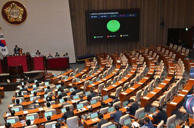 24일 국회 본회의에서 '노동조합 및 노동관계조정법 일부개정법률안(노란봉투법)'이 통과되고 있다. 이병주 기자