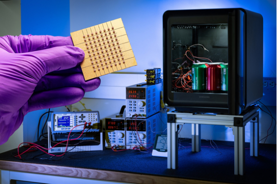 삼성전자와 존스홉킨스대가 공동 개발한 ‘나노 박막 펠티어 소자(왼쪽)’와 이를 응용한 ‘고효율 펠티어 냉장고’. 펠티어 반도체 소자가 열을 흡수하고 방출한다. (사진=삼성전자 제공)