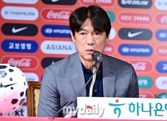 25일 서울 종로구 대한축구협회에서 진행된 9월 A매치 미국·멕시코와의 원정 평가전 2연전 축구 국가대표팀 명단을 발표.홍명보 축구 대표팀 감독이 명단을 발표하고 있다./축구회관=한혁승 기자