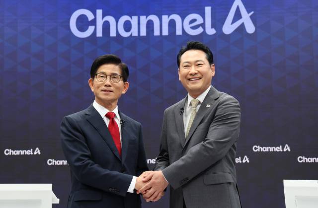 ▲국민의힘 당 대표 선거 결선에 진출한 김문수·장동혁 후보가 23일 서울 채널A 광화문 스튜디오에서 열린 방송토론회에서 기념촬영을 하고 있다. ⓒ연합뉴스
