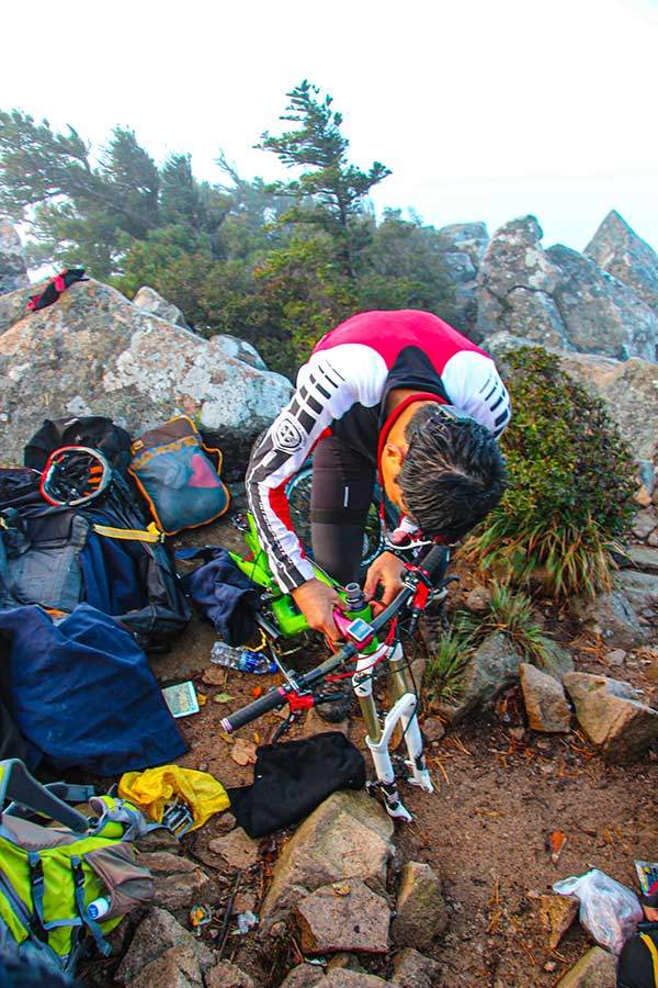 2013년 10월 백두대간 종주 중 분해해서 지고 올라갔던 MTB를 산중에서 조립하고 있다.