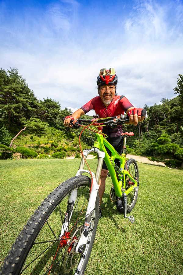 안씨는 2011년 MTB 입문 당시 350만 원의 메리다 풀샥을 탔고, 1년 뒤 750만 원 대의 아이비스 모조 풀샥으로 백두대간을 마친 후 이어 950만 원의 스페셜라이즈드 하드테일로 9정맥을 진행했다.