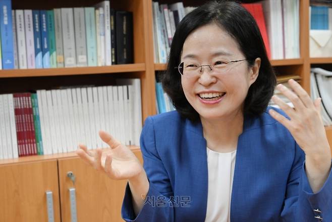 조성욱 서울대 경영대학 교수가 14일 서울 관악구 서울대 LG경영관 연구실에서 진행된 서울신문과의 인터뷰에 앞서 환하게 미소 짓고 있다. 조 교수는 공정거래위원장을 지낸 뒤 다시 학계로 돌아와 자본시장 개혁과 신뢰 인프라 구축을 연구하고 있다. 안주영 전문기자