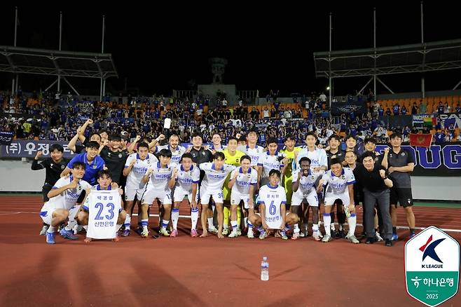 인천 유나이티드 선수들이 24일 청주종합운동장에서 열린 충북청주전 승리 후 팬들과 기념 사진을 촬영하고 있다. /사진=한국프로축구연맹 제공