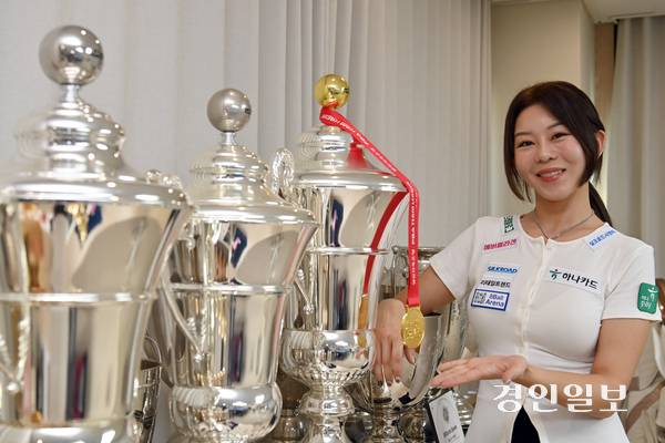 지난 11일 오후 경기도 고양의 개인 연습장에서 만난 LPBA 김가영 선수가 15개의 LPBA 우승컵을 보여주고 있다. 2025.7.11 /김용국기자 yong@kyeongin.com