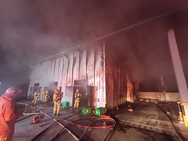 전날 오후 10시53분께 동두천시 하봉암동에 있는 군부대 물자보관 창고에서 불이 나 소방대원들이 진화하고 있다. 사진=경기도북부소방재난본부