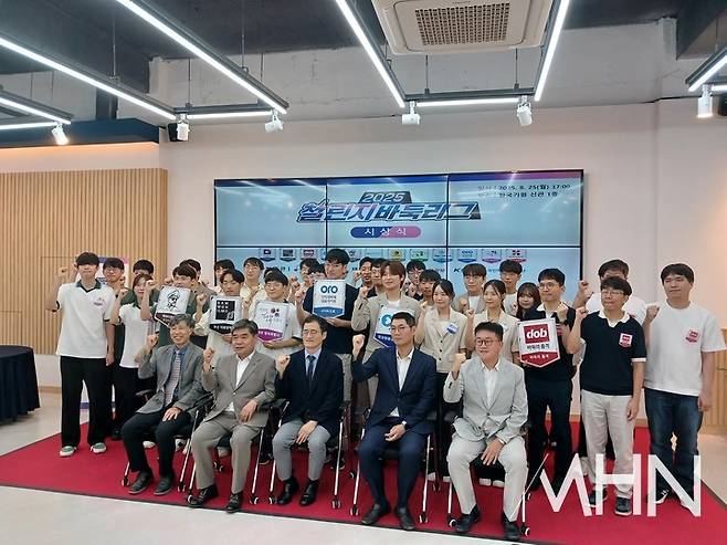 챌린지 바둑리그 선수들과 대회 관계자들이 기념사진을 찍고 있다.(사진 MHN 엄민용 선임기자)