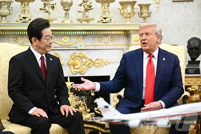 이재명 대통령이 25일(현지시간) 미국 워싱턴 백악관에서 도널드 트럼프 대통령과 한미 정상회담을 하고 있다. ⓒ AFP=뉴스1 ⓒ News1 신웅수 기자