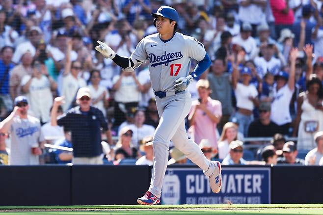 오타니 쇼헤이가 25일(한국시각) 펫코페크에서 열린 샌디에이고 파드리스전에서 9회 솔로홈런을 치고 들어오고 있다. AP연합뉴스