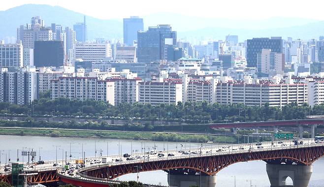조세 전문가들은 양도소득세 혜택을 누리기 위해 과도한 빚을 내가며 고가 부동산을 사는 현상을 억제해야 한다고 말한다. 사진은 지난 8월 서울 시내 아파트 단지의 모습./뉴스1