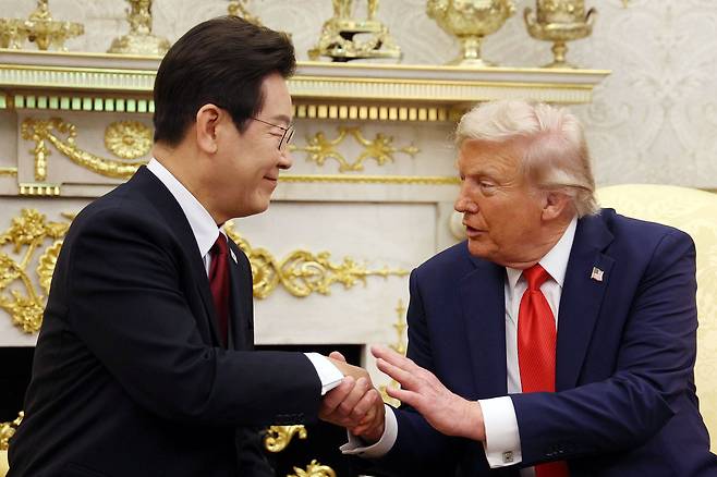 이재명 대통령과 도널드 트럼프 미국 대통령이 25일(현지 시각) 미국 워싱턴DC 백악관에서 한미 정상회담을 하며 악수를 하고 있다./뉴시스