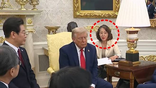 25일 미국 백악관에서 열린 한미 정상회담에서 이연향 국무부 국장(빨간 원)이 도널드 트럼프 미 대통령(가운데)의 영어를 한국어로 통역을 하고 있다. /백악관