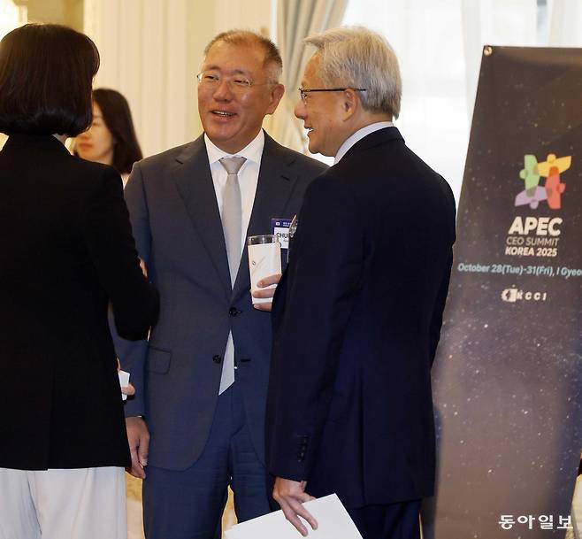 정의선 현대차 회장과 젠슨황 엔비디아 CEO가 25일(현지시간) 미국 워싱턴DC 윌라드 호텔에서 열린 한미 비즈니스 라운드 테이블에서 대화를 하고 있다. 2025.08.25 . 송은석 기자 silverstone@donga.com