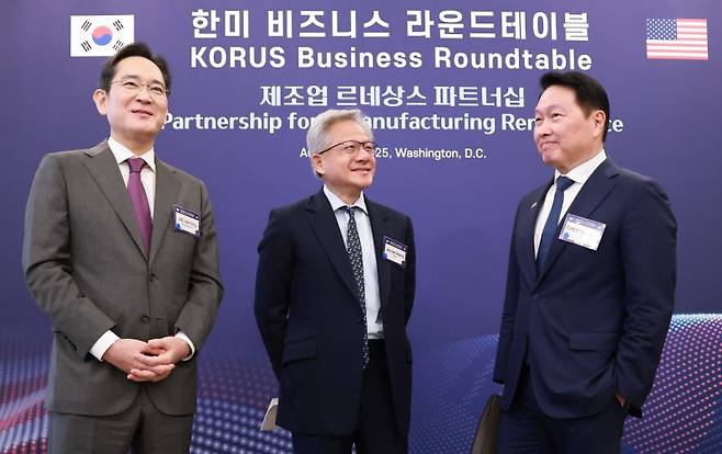 이재용 삼성전자 회장(왼쪽)과 최태원 대한상공회의소 회장 겸 SK그룹 회장(오른쪽)이 25일(현지시간) 미국 워싱턴DC 윌라드 호텔에서 열린 한미 비즈니스 라운드 테이블 리셉션에서 젠슨 황 엔비디아 최고경영자(CEO)와 대화하고 있다. 연합뉴스