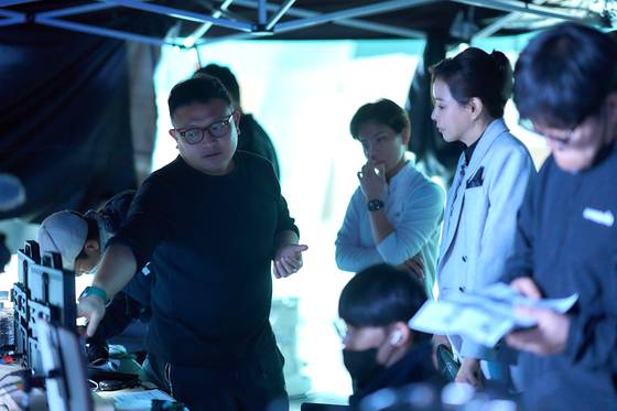 이해영 감독이 '애마' 촬영장에서 극 중 톱스타 정희란 역을 맡은 배우 이하늬와 소통하고 있다. 사진 넷플릭스