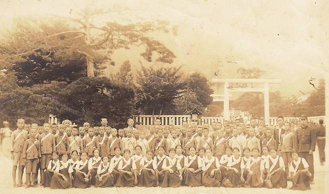 학생들의 조신신궁 참배. 민족문제연구소 제공